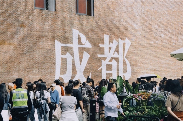 東郊記憶園區(qū)“成都墻”以巨大的“成都”字樣和獨特的藝術(shù)設(shè)計成為園區(qū)的網(wǎng)紅打卡地，吸引了眾多游客和市民前來參觀。資料圖片