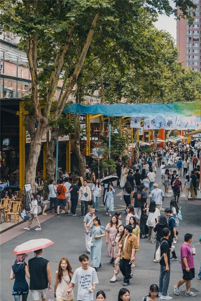 北街美食區(qū)是東郊記憶園區(qū)集美食、文化與休閑于一體的特色區(qū)域，為游客和當(dāng)?shù)鼐用裉峁┝素S富多樣的餐飲選擇。資料圖片