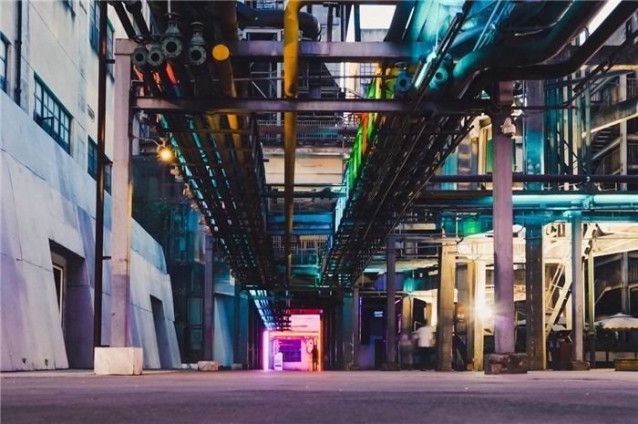 東郊記憶園區(qū)工業(yè)橫街完整地保留了園區(qū)的工業(yè)元素，如工業(yè)煙囪、動力管廊架和水塔等，形成了園區(qū)獨特的工業(yè)風(fēng)景線。資料圖片