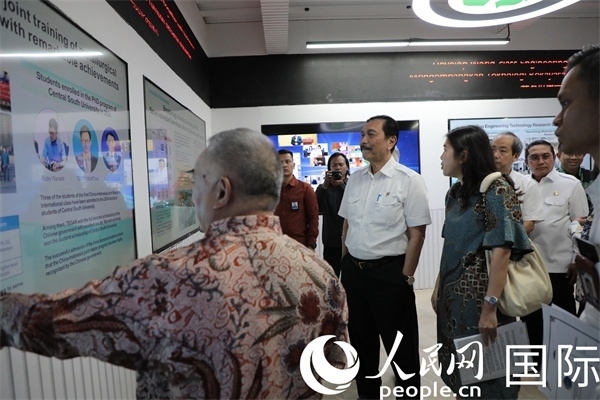 印尼對華合作牽頭人、統(tǒng)籌部長盧胡特（中）參觀中國—印尼新能源材料與冶金工程技術(shù)聯(lián)合研究實驗室。人民網(wǎng)記者曹師韻攝