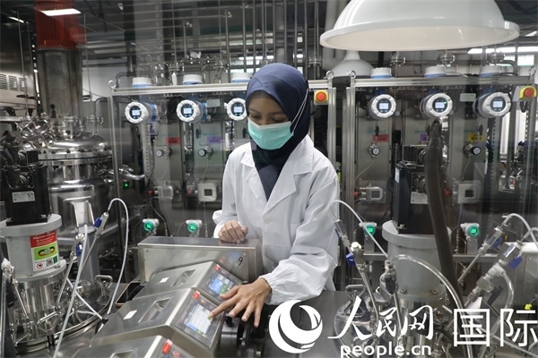 中國—印尼新能源材料與冶金工程技術(shù)聯(lián)合研究實驗室內(nèi)，研究人員正在工作。人民網(wǎng)記者曹師韻攝
