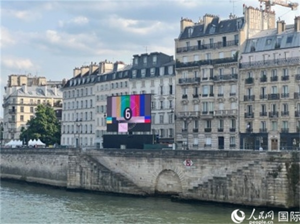 奧運(yùn)會(huì)開(kāi)幕式，安置在塞納河兩岸的大屏幕。人民網(wǎng)記者 何蒨攝