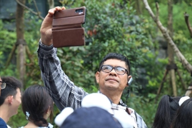 媒體考察團(tuán)成員在熊貓谷拍照“打卡”。（李佩藺 攝）