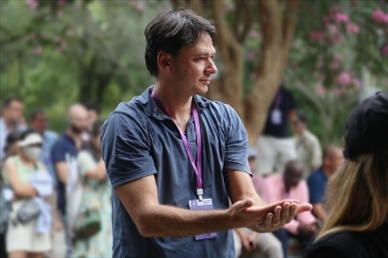 意大利逆流外交網(wǎng)站總編輯亞歷山大·比安奇學(xué)習(xí)青城太極。（李佩藺 攝）