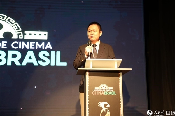 當(dāng)?shù)貢r(shí)間8月26日晚，中國(guó)駐里約總領(lǐng)館副總領(lǐng)事王尉育在第三屆中國(guó)－巴西電影展開(kāi)幕式上致辭。 人民網(wǎng)記者 陳一鳴攝
