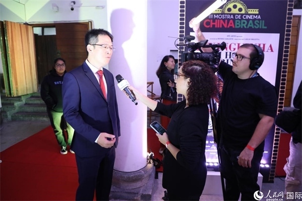 第三屆中國(guó)－巴西電影展主辦方巴西康橋博智文化傳媒公司總經(jīng)理陳翔廣在接受媒體采訪時(shí)表示，希望通過(guò)中巴電影展這個(gè)平臺(tái)促進(jìn)兩國(guó)文化交流，把更多的中國(guó)影視作品引進(jìn)巴西。人民網(wǎng)記者 陳一鳴攝