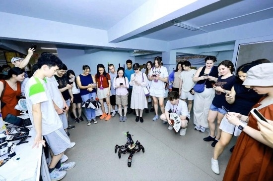 8月25日，中外青年在浙江杭州觀看機(jī)器人表演。新華社發(fā)（清華大學(xué)供圖）