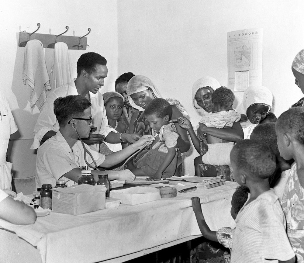 1968年4月，中國醫(yī)療隊(duì)醫(yī)生在索馬里阿弗戈依鎮(zhèn)巡回醫(yī)療時(shí)為當(dāng)?shù)貎和尾　? width=