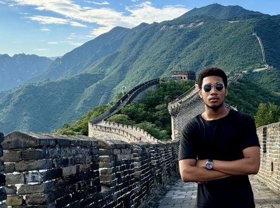 8月28日，尼日利亞青年阿米爾·阿希姆在慕田峪長(zhǎng)城留影。新華社發(fā)（清華大學(xué)供圖）