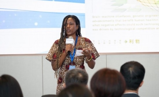 8月29日，在第二屆清華國(guó)際青年對(duì)話論壇活動(dòng)上，來(lái)自烏干達(dá)的媒體人詹尼弗·阿西姆韋分享中國(guó)之旅的感悟。新華社發(fā)（畢尚宏攝）