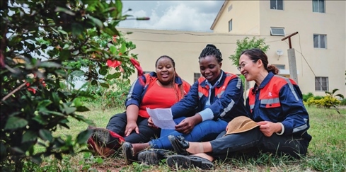 在肯尼亞內(nèi)羅畢，非洲之星鐵路運(yùn)營(yíng)公司工電部電子設(shè)備檢修工區(qū)工長(zhǎng)陳玲（右）在休息時(shí)教學(xué)員唱中文歌曲（2023 年 5 月 23 日攝） 王冠森攝 / 本刊