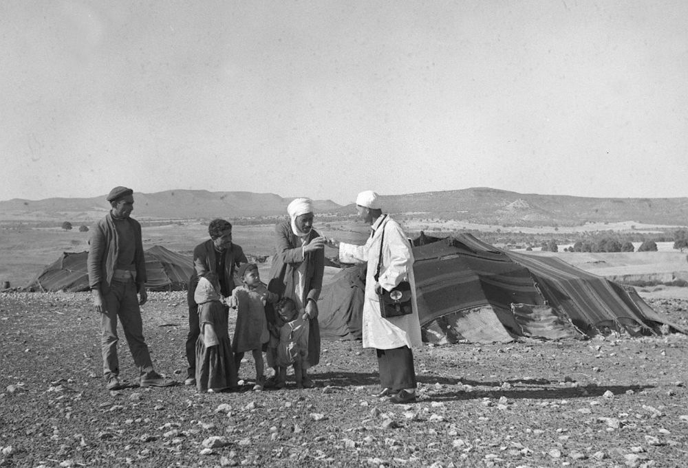 1965年，一名中國援阿爾及利亞醫(yī)療隊(duì)醫(yī)生（右一）在阿爾及利亞賽伊達(dá)省為牧民診治。