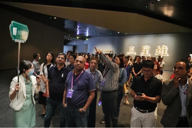 8月31日，亞洲媒體考察團(tuán)參訪三星堆博物館。《中國(guó)經(jīng)濟(jì)周刊》記者肖翊攝