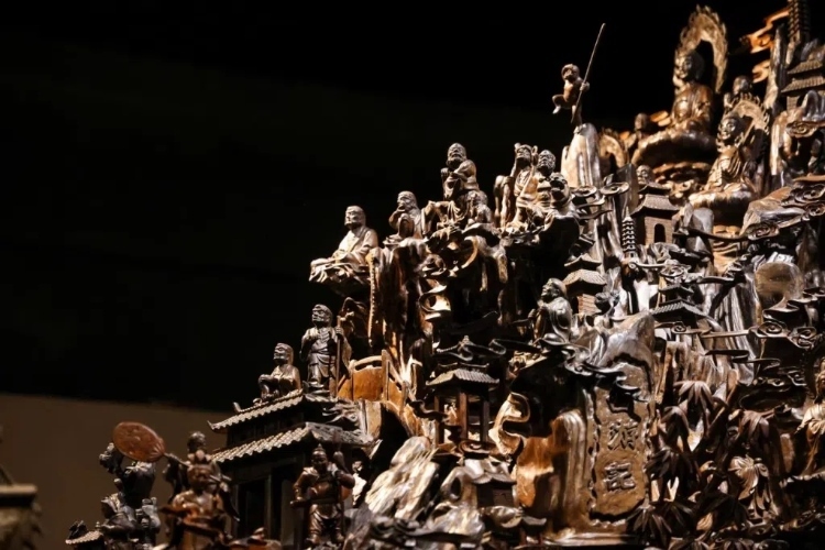 烏木博物館中展出的烏木雕刻藝術品《西游記》（局部）。本報記者 伊霄攝