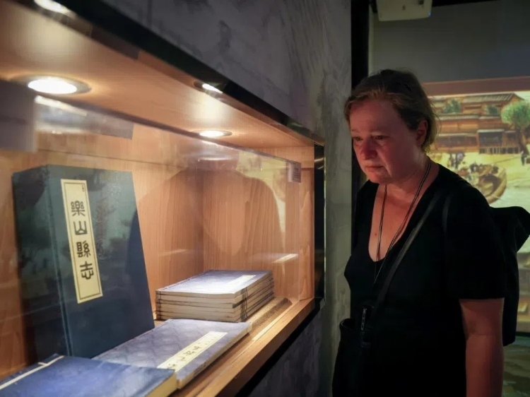 2024“一帶一路”媒體合作論壇聯(lián)合采訪調(diào)研行成員在蘇稽古鎮(zhèn)調(diào)研樂山歷史文化。本報記者 伊霄攝