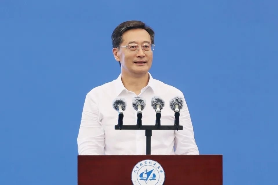 中國工程院院士、北京航空航天大學(xué)校長王云鵬在2024級新生開學(xué)典禮上講話。校方供圖