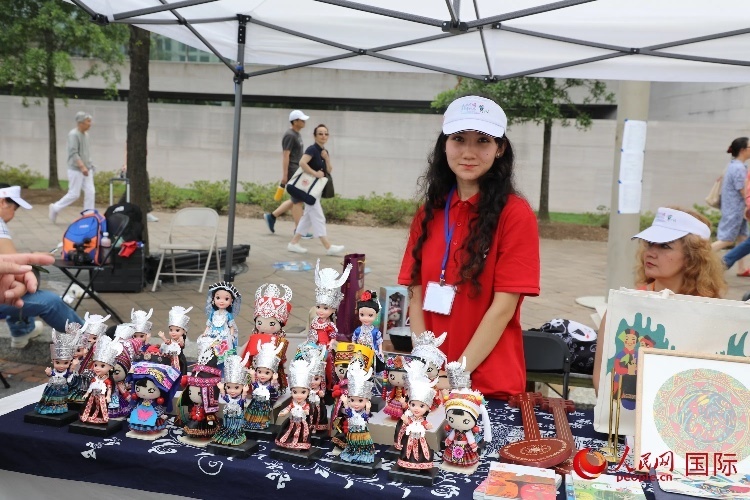 在今年活動上，貴州代表團設(shè)立的貴州非遺文化、“村BA”文創(chuàng)、貴州茶文化等展區(qū)。人民網(wǎng)記者 李志偉攝