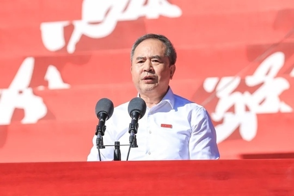 中國(guó)科學(xué)院院士、大連理工大學(xué)校長(zhǎng)賈振元在2024級(jí)新生開(kāi)學(xué)典禮上致辭。校方供圖