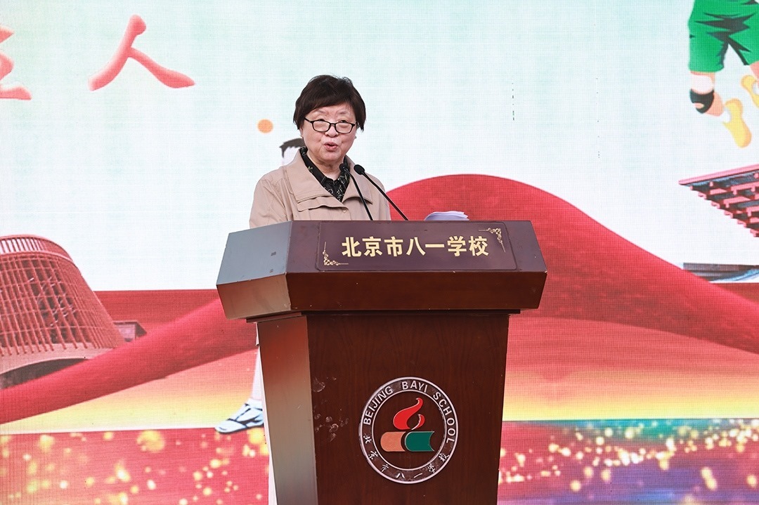 蘇東林院士講授開(kāi)學(xué)第一課。校方供圖