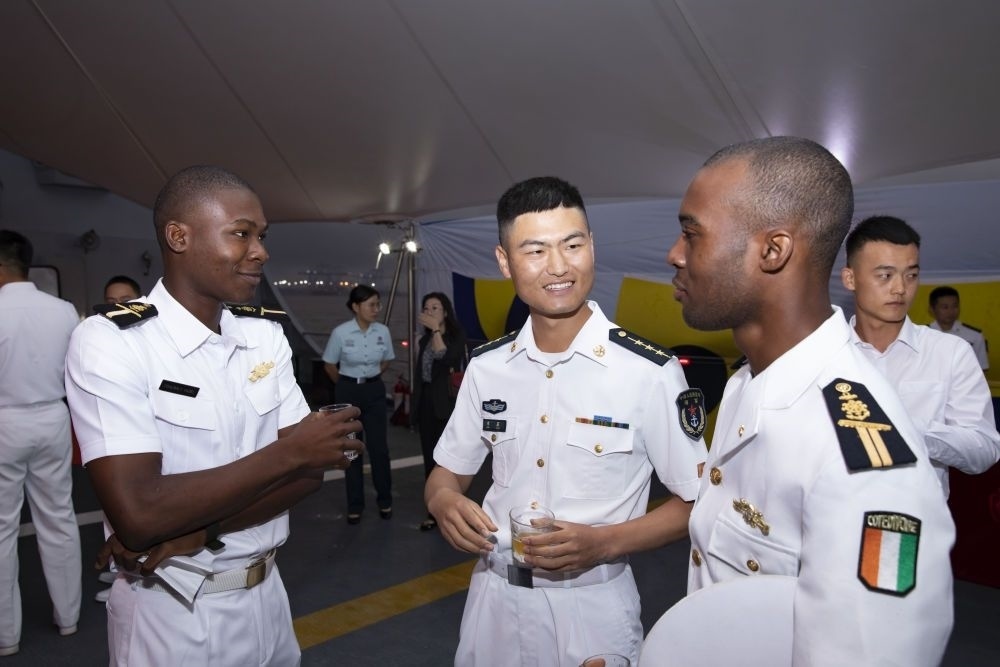 2023年6月25日，中國和科特迪瓦雙方官兵在南寧艦舉辦的甲板招待會(huì)上交流。中國海軍第43批護(hù)航編隊(duì)22日抵達(dá)科特迪瓦經(jīng)濟(jì)首都阿比讓，開始對科特迪瓦為期4天的友好訪問。