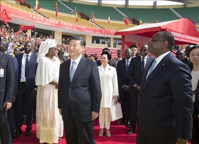 2018年7月22日，國(guó)家主席習(xí)近平在達(dá)喀爾同時(shí)任塞內(nèi)加爾總統(tǒng)薩勒共同出席塞內(nèi)加爾競(jìng)技摔跤場(chǎng)項(xiàng)目移交儀式。新華社記者 王曄 攝