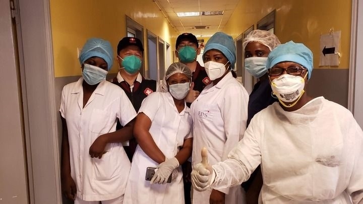 2020年5月26日，中國抗疫醫(yī)療專家組在剛果（布）首都布拉柴維爾指導(dǎo)新冠肺炎病房建設(shè)時，與當(dāng)?shù)匾痪€醫(yī)務(wù)人員合影。新華社發(fā)