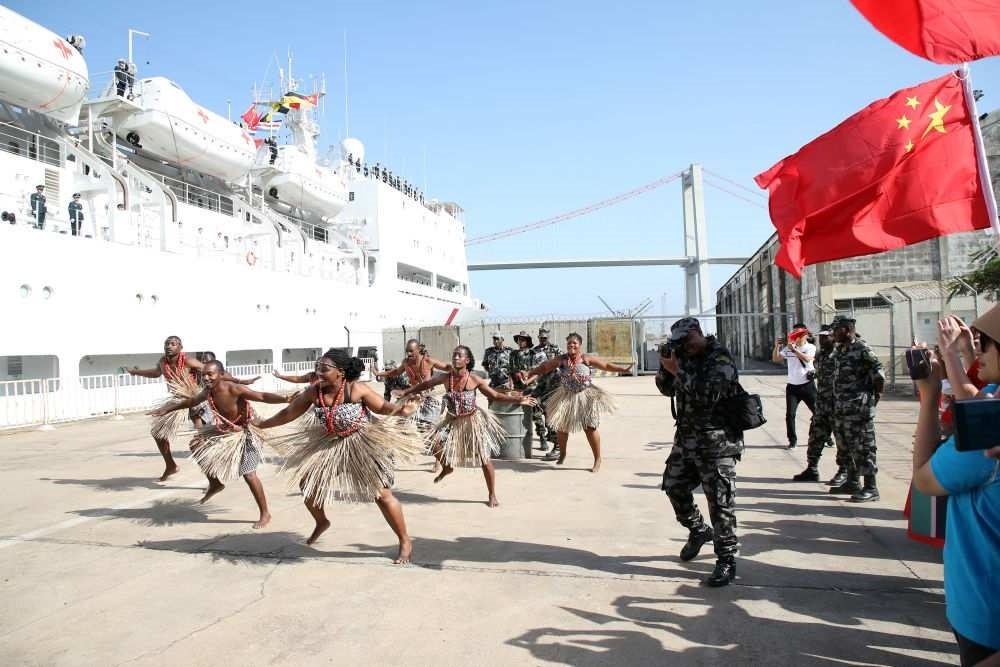 2024年8月16日，在莫桑比克馬普托港，當(dāng)?shù)匮輪T表演舞蹈，歡送中國海軍“和平方舟”號(hào)醫(yī)院船。