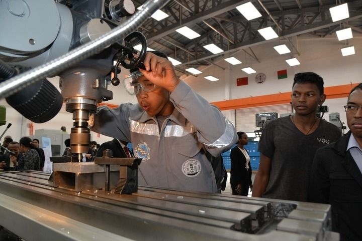 2024年4月26日，在馬達加斯加首都塔那那利佛，塔那那利佛大學(xué)理工學(xué)院的學(xué)生在魯班工坊操作設(shè)備。新華社發(fā)（西塔卡·拉喬納里松攝）