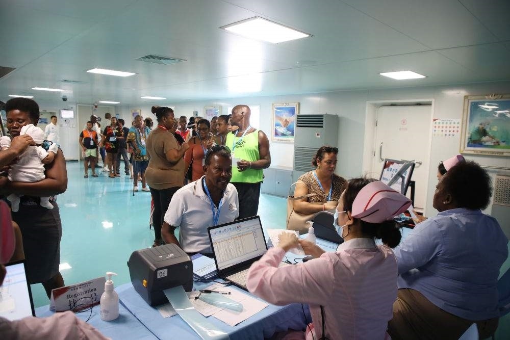 2024年7月8日，塞舌爾民眾在中國海軍“和平方舟”號(hào)醫(yī)院船上排隊(duì)就診。