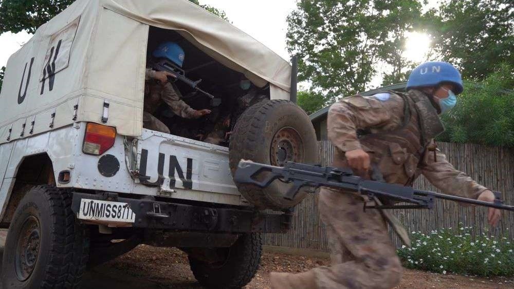 2022年7月27日，中國第八批赴南蘇丹（朱巴）維和步兵營百人防暴隊(duì)抵達(dá)預(yù)定區(qū)域，進(jìn)行綜合防衛(wèi)演練。針對南蘇丹社會(huì)安全問題及近期在剛果（金）東部地區(qū)發(fā)生的針對聯(lián)合國剛果（金）穩(wěn)定特派團(tuán)的抗議示威活動(dòng)，中國第八批赴南蘇丹（朱巴）維和步兵營于日前組織UN HOUSE（聯(lián)合國之家）綜合防衛(wèi)演練，以應(yīng)對可能出現(xiàn)的難民涌入、營門遇襲、暴恐威脅等突發(fā)情況。