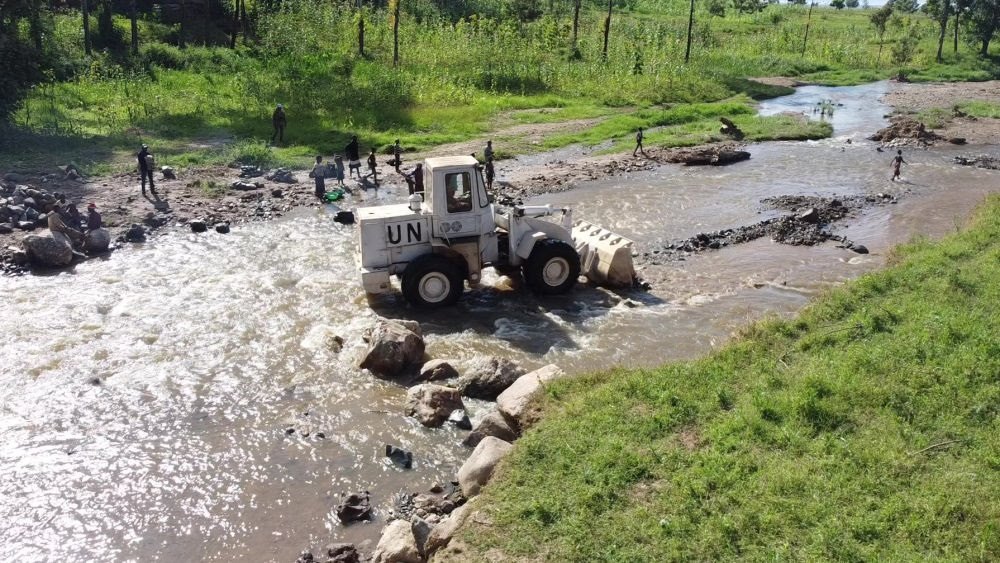 2023年6月7日，在剛果（金）南基伍省卡萊亥地區(qū)，中國第26批赴剛果（金）維和工兵分隊(duì)官兵進(jìn)行施工作業(yè)。