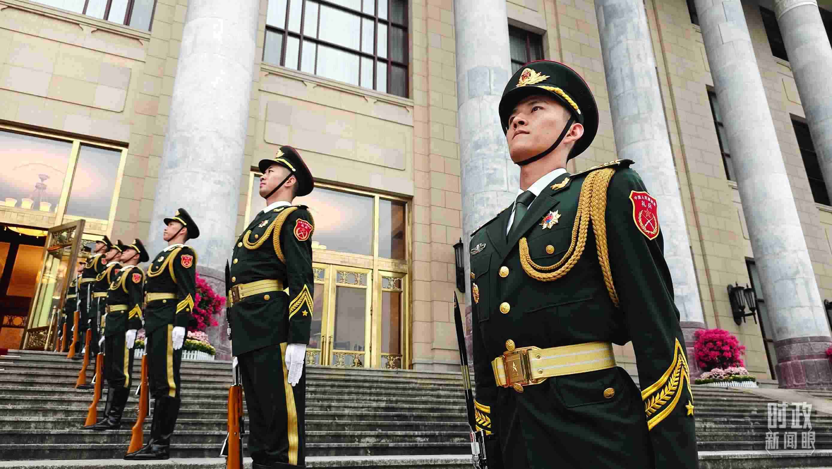  △人民大會堂外，禮兵列隊(duì)歡迎外國領(lǐng)導(dǎo)人。（總臺央視記者韓銳拍攝）