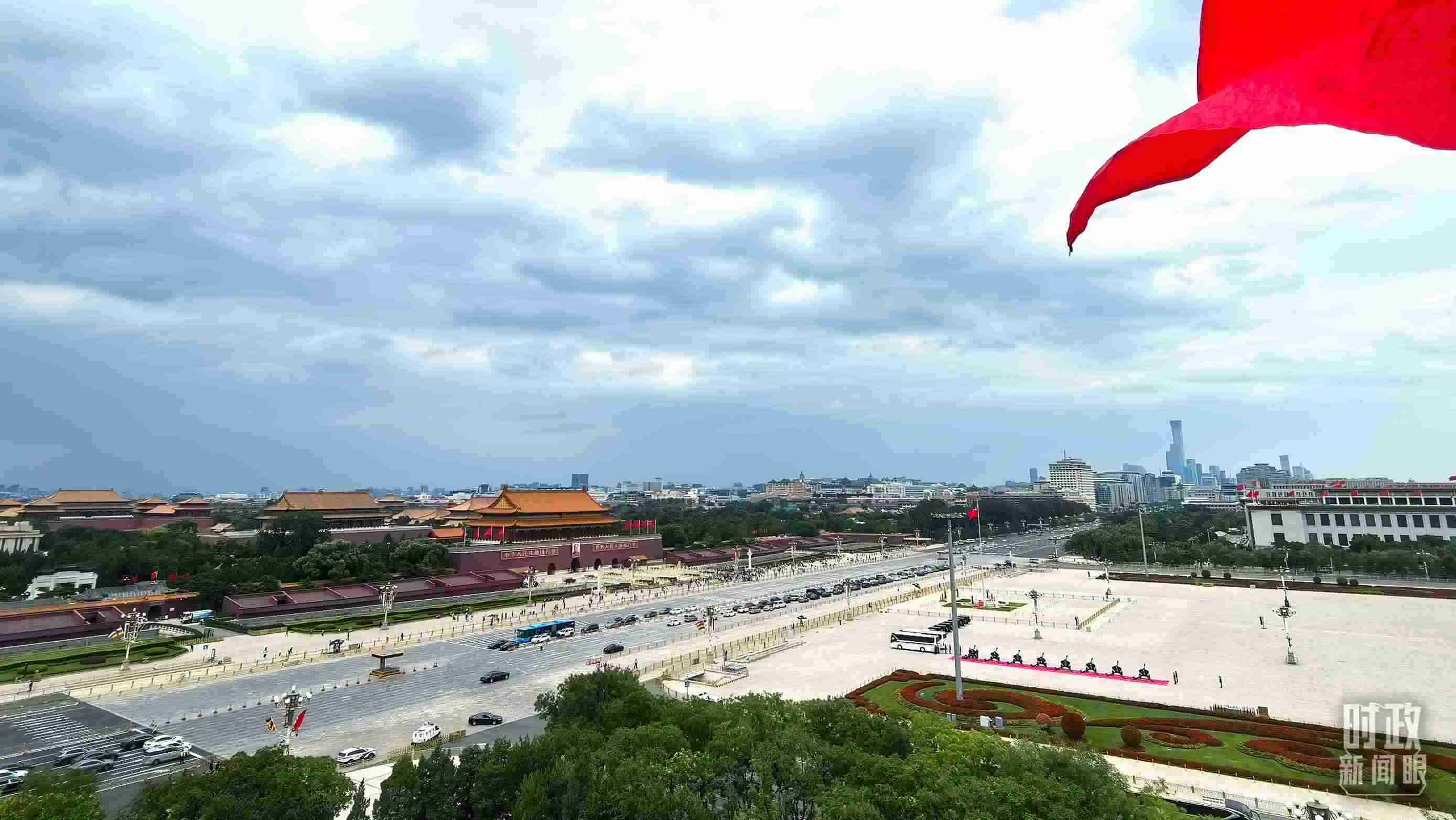 △北京長安街兩側(cè)懸掛中非合作論壇成員旗幟。（總臺央視記者張垚拍攝）