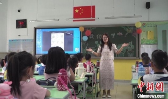 圖為衡水市新苑小學(xué)，老師正在給學(xué)生講開學(xué)第一課的內(nèi)容。王天祥 攝