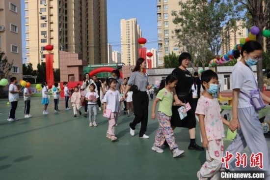 圖為衡水市新苑小學(xué)，小學(xué)一年級新生佩戴“夢想徽章”后，步入校園 。王天祥 攝