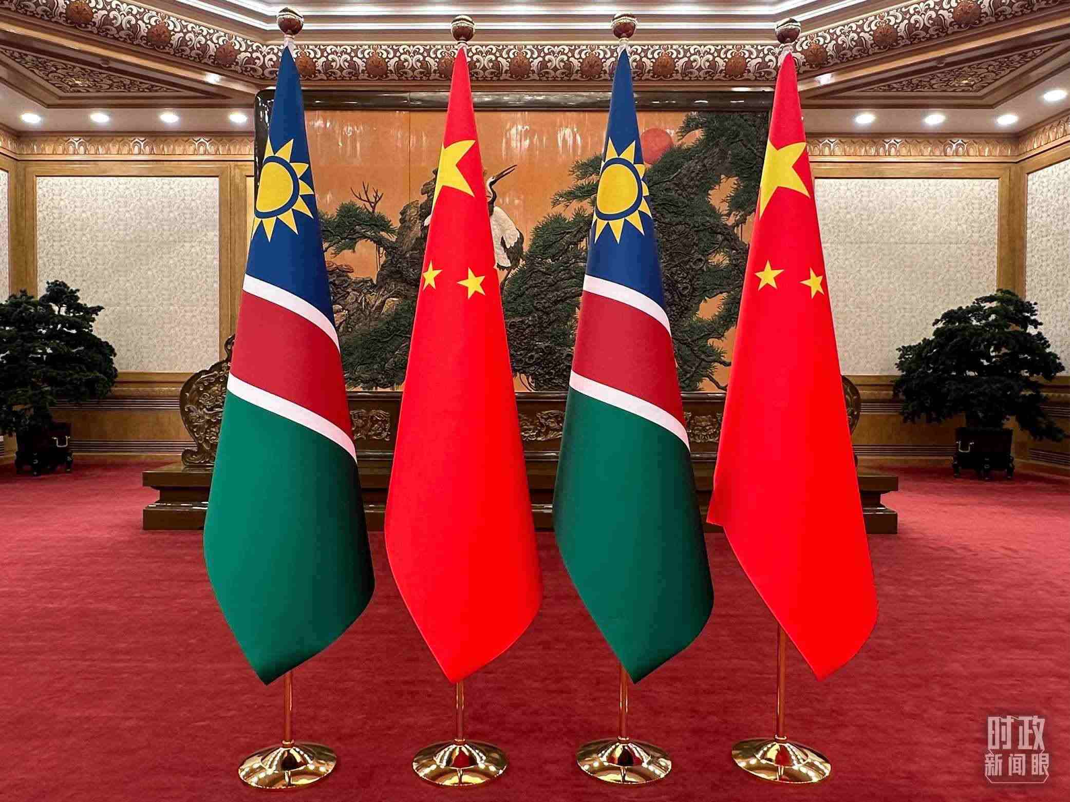  △雙邊會見現(xiàn)場的中國和納米比亞國旗。（總臺央視記者范一鳴拍攝）