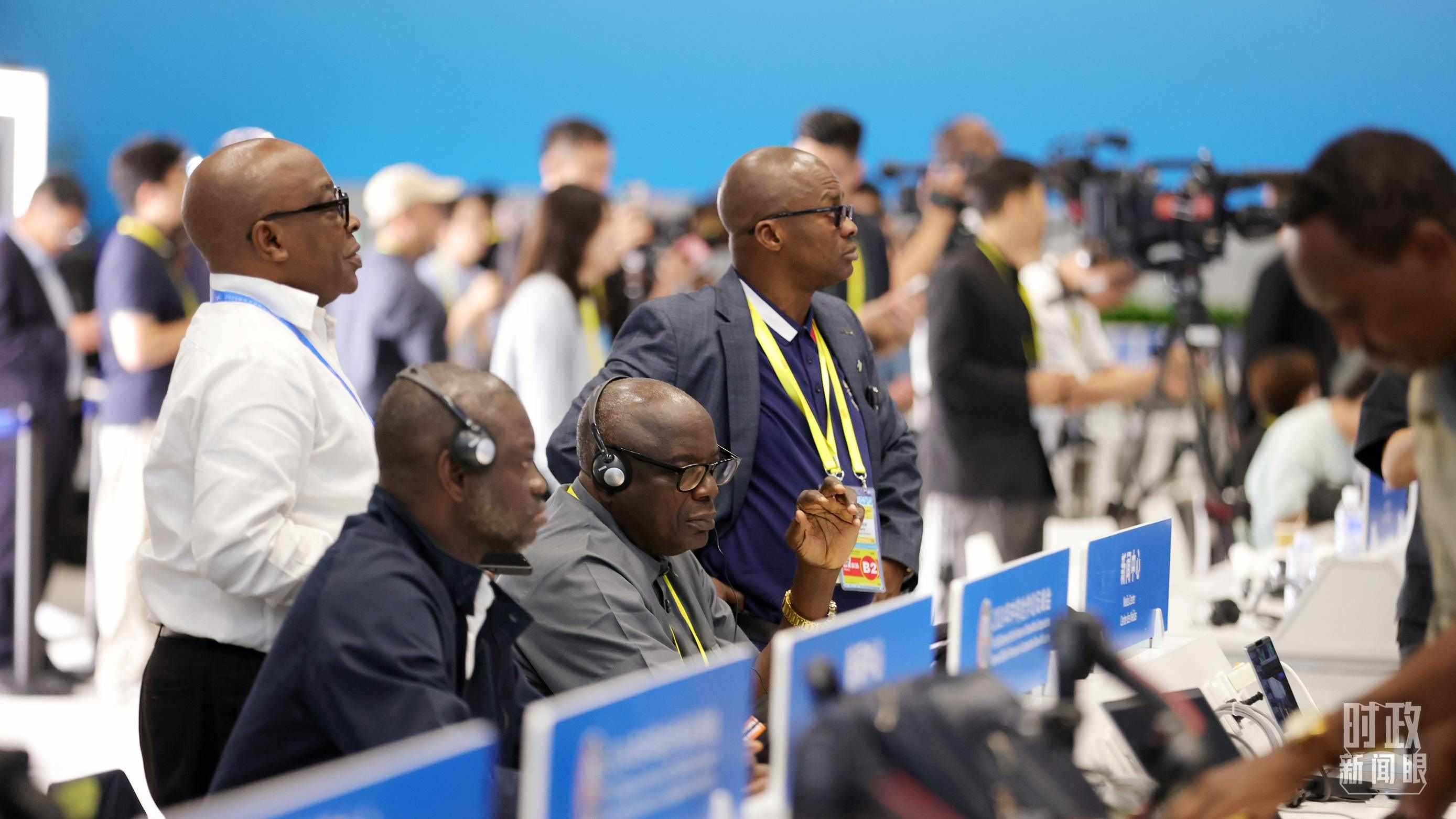  △媒體記者在人民大會堂和新聞中心參與峰會報道。（總臺央視記者范一鳴、魏幫軍拍攝）