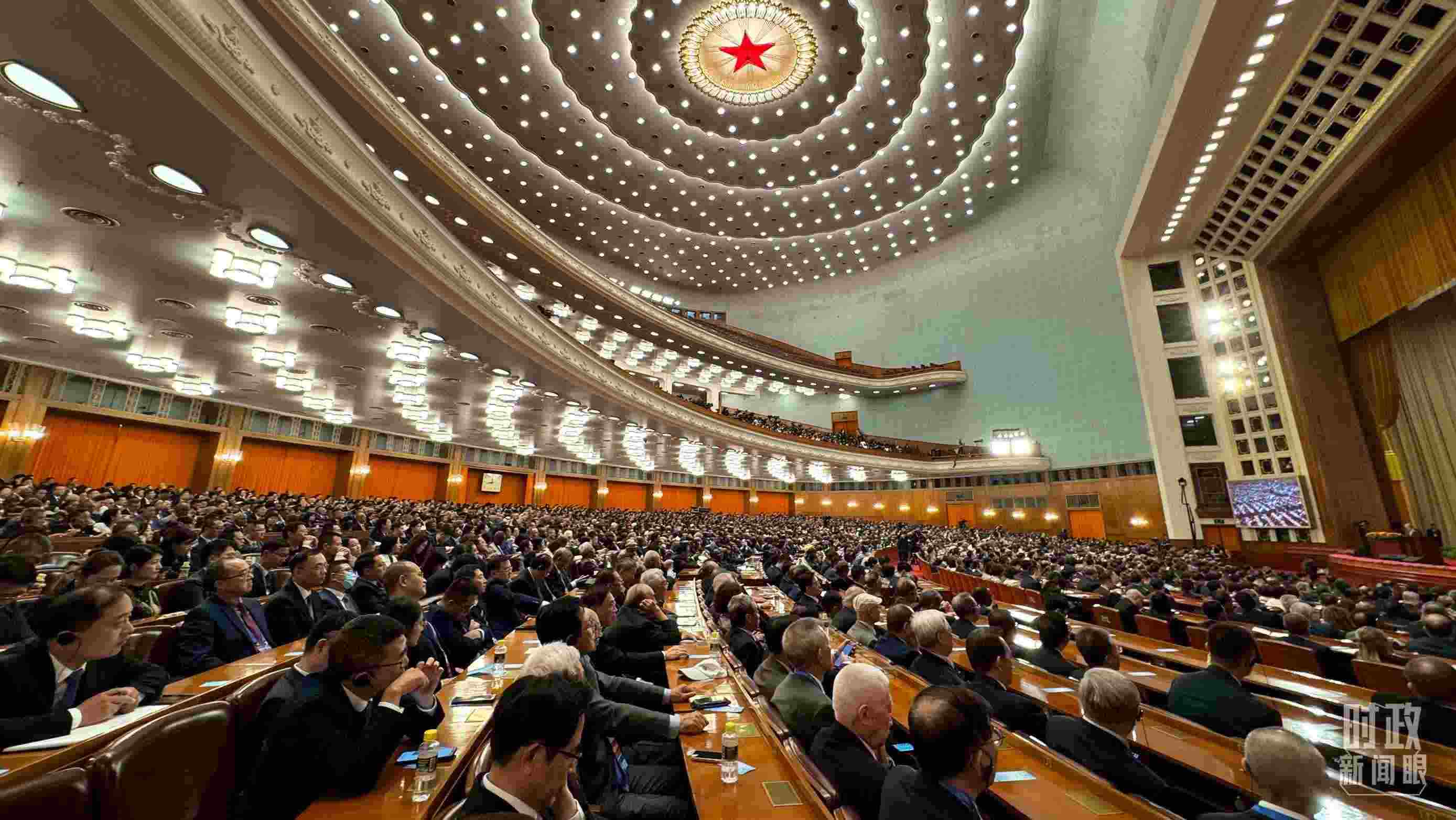  △中非合作論壇非方成員國國家元首、政府首腦、代表團團長及國際和地區(qū)組織負責人等中外各界人士3200余人出席開幕式。（總臺央視記者蔣碩拍攝）