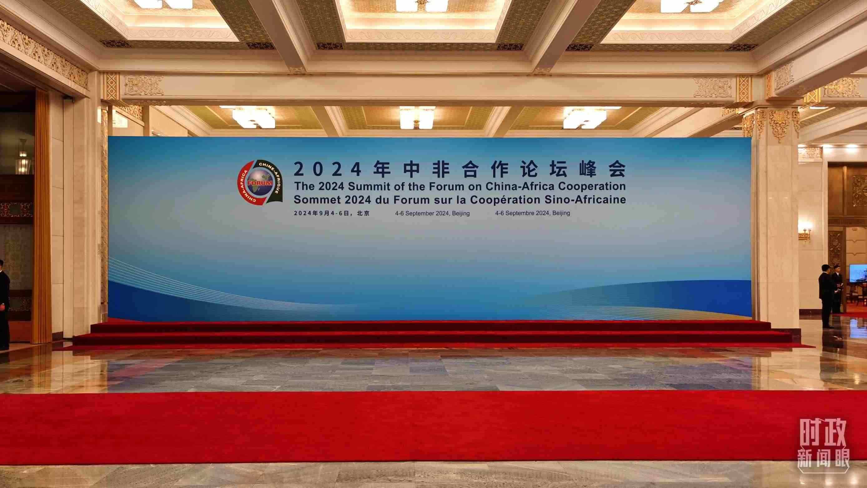  △開幕式前，與會領(lǐng)導人在這里集體合影。（總臺央視記者郭鴻拍攝）