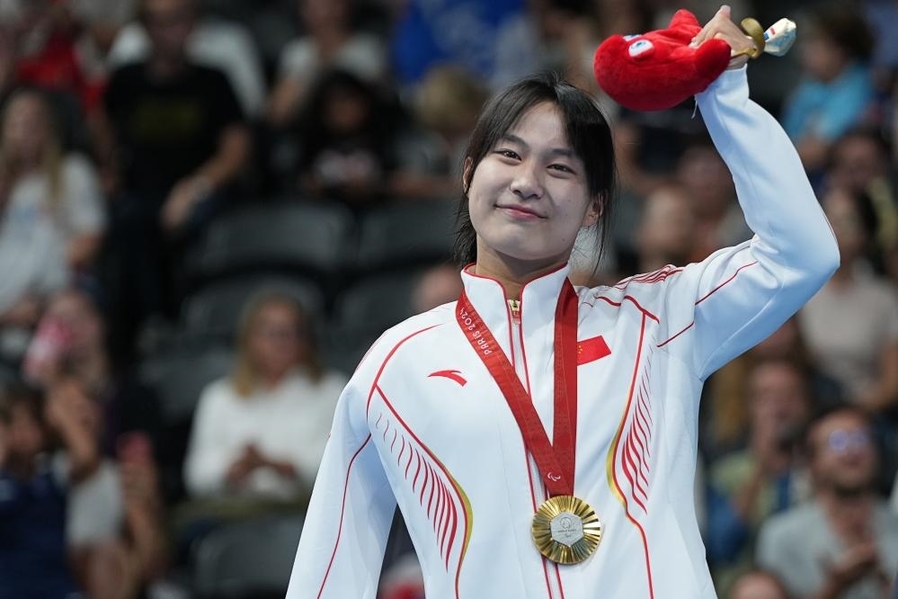 9月4日，蔣裕燕在巴黎殘奧會(huì)游泳女子100米自由泳S7級(jí)頒獎(jiǎng)儀式上。新華社記者 熊琦 攝