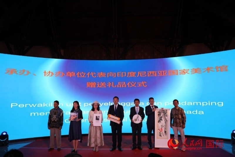 在展覽開(kāi)幕式現(xiàn)場(chǎng)，本次展覽的承辦、協(xié)辦單位代表向印尼國(guó)家美術(shù)館贈(zèng)送禮品。人民網(wǎng)記者 曹師韻攝