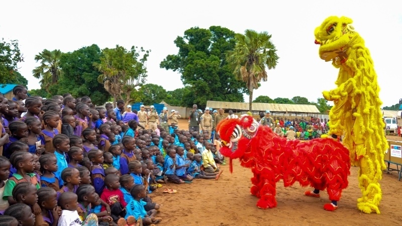 舞獅活動引發(fā)現(xiàn)場熱烈掌聲。謝坤攝