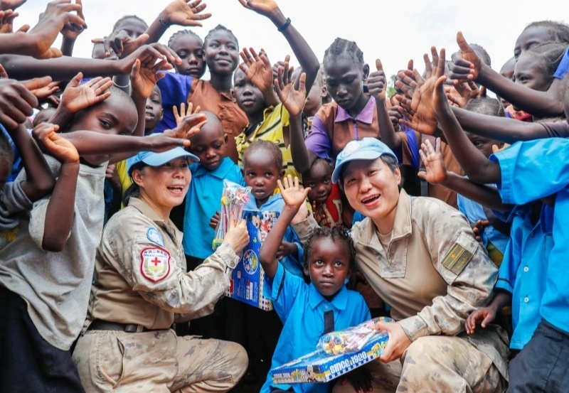 學生對中國官兵援助表達感謝。王皓宇攝