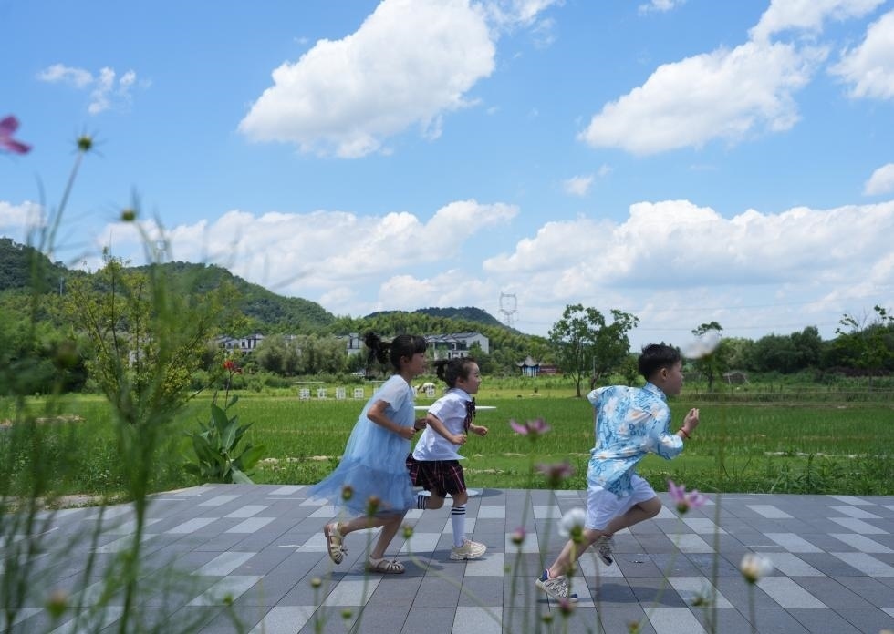 兒童在余姚市梁弄鎮(zhèn)的田野間奔跑（7月3日攝）。新華社記者翁忻旸 攝