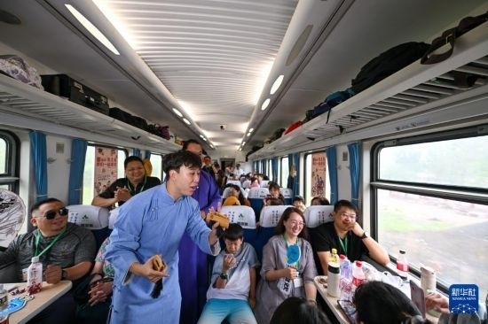 9月7日，相聲演員在S910列車上為旅客表演快板。