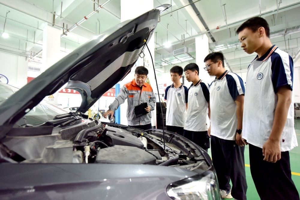 2024年6月7日，河北省邢臺市威縣職業(yè)技術(shù)教育中心教師在指導(dǎo)學(xué)生學(xué)習(xí)汽車維修技術(shù)。新華社記者 王曉 攝