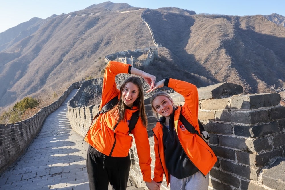 2024年3月20日，美國華盛頓州中學(xué)生代表團的成員在北京慕田峪長城留影。新華社記者 殷剛 攝