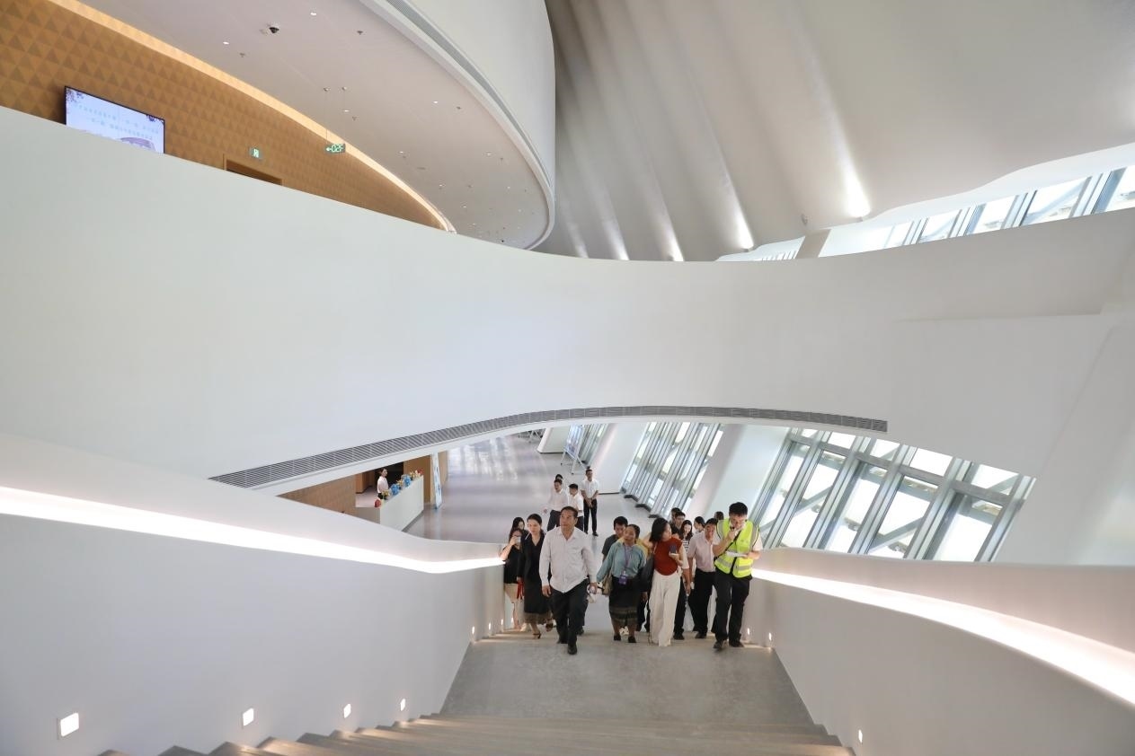 亞洲媒體考察團(tuán)正在上樓?！吨袊?guó)經(jīng)濟(jì)周刊》記者 肖翊攝