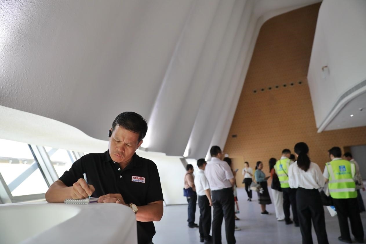 亞洲媒體考察團(tuán)參觀綜合劇場(chǎng)外墻。《中國(guó)經(jīng)濟(jì)周刊》記者 肖翊攝