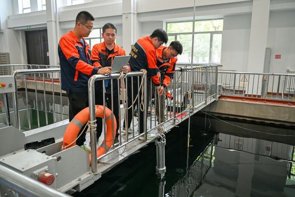 哈爾濱工程大學水聲工程學院學生在進行技術(shù)實驗。新華社記者王松 攝